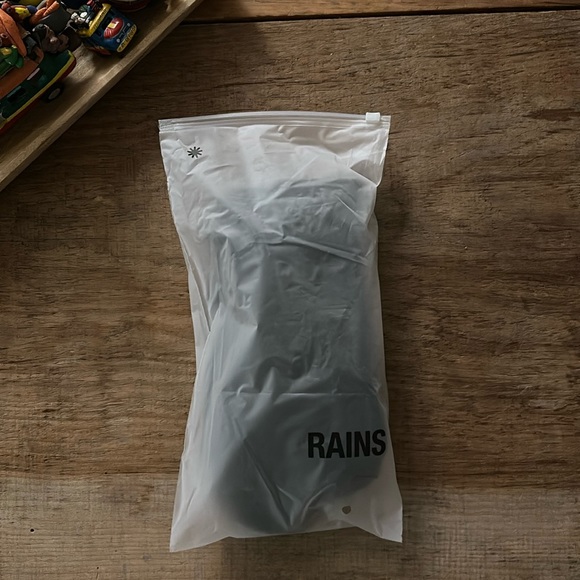 Vardo mittens medium rains new with tags - Picture 3 of 4